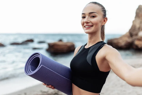 Selfie Portrait Smiling Fit Woman Sport Wear Yoga Wild Beach — Stockfoto