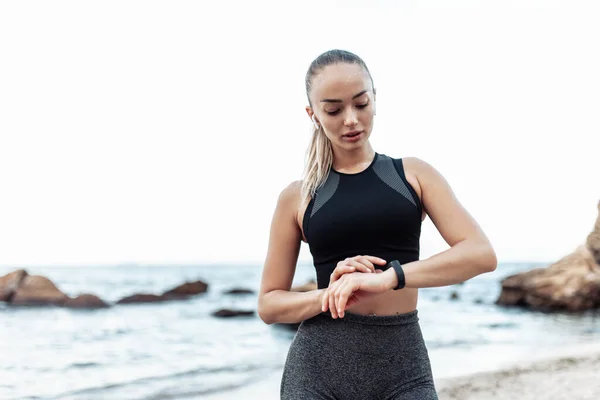 Young Beautiful Fit Woman Looking Smart Bracelet While Monitoring Pulse — Stockfoto