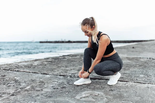 Fit Woman Tying Her Shoelaces Urban Beach Healthy Lifestyle — Stockfoto