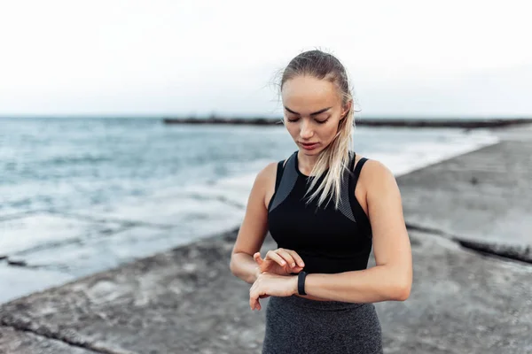 Young Beautiful Fit Woman Looking Smart Bracelet While Monitoring Pulse — Stockfoto