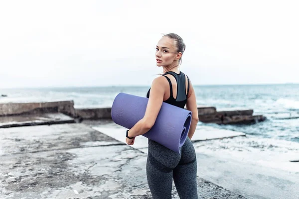 Portrait Young Fit Woman Sportswear Yoga Mat Urban Beach — Photo