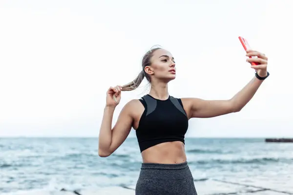 Fit Woman Sportswear Makes Selfie Phone Urban Beach — Stockfoto