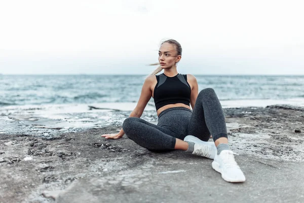 Fit Woman Sportswear Sitting Urban Beach — Zdjęcie stockowe