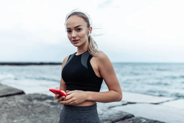 Fit Woman Sportswear Using Smartphone Urban Beach — Stockfoto