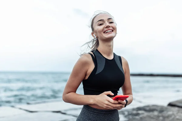 Smiling Fit Woman Sportswear Using Smartphone Urban Beach — Stockfoto