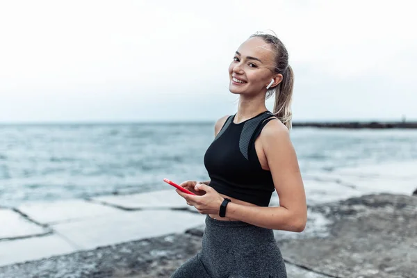 Smiling Fit Woman Sportswear Using Smartphone Urban Beach — Stockfoto