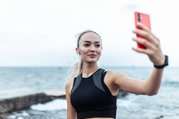 Fit Woman Sportswear Makes Selfie Phone Urban Beach — Stockfoto