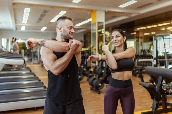 Young Couple Man Woman Smiling Doing Muscle Stretching Working Out — Stock Photo, Image