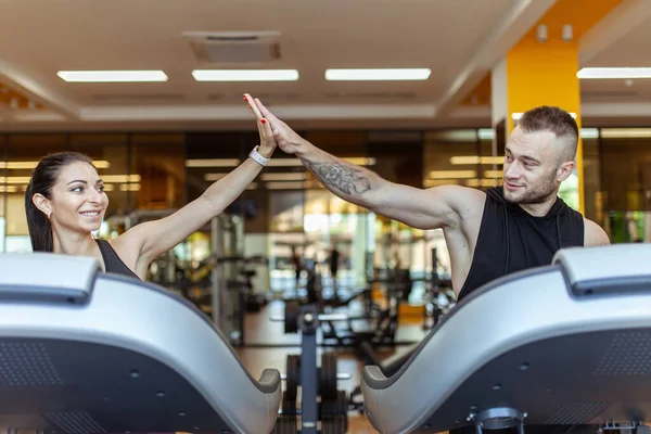 Athletic Man Woman Running Treadmill Together High Five Gym — Stock Photo, Image