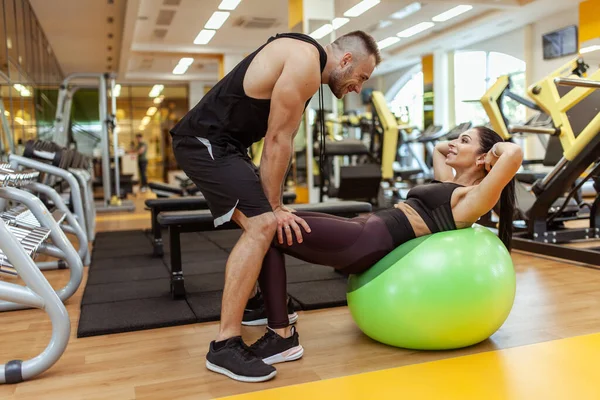 Fit Woman Trains Abdominal Muscles Lying Fitball Gym Personal Trainer — Stock Photo, Image