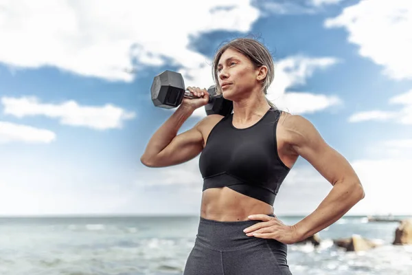 Strong Athletic Woman Exercising Heavy Dumbbell Beach Day Blue Sky — Foto de Stock