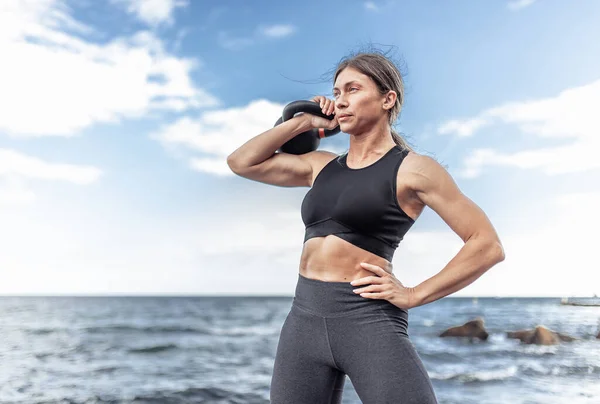 Strong Athletic Woman Exercising Heavy Kettlebell Beach Day Blue Sky — Stock Fotó