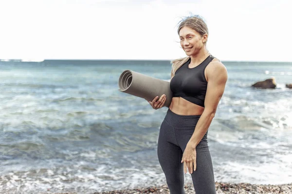 Happy Muscular Woman Athlete Sportswear Posing Mat Beach — Stockfoto