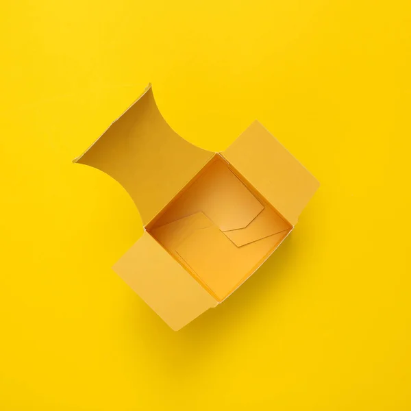 Sarı Arka Planda Sarı Kutu Model Için Şablon Üst Görünüm — Stok fotoğraf