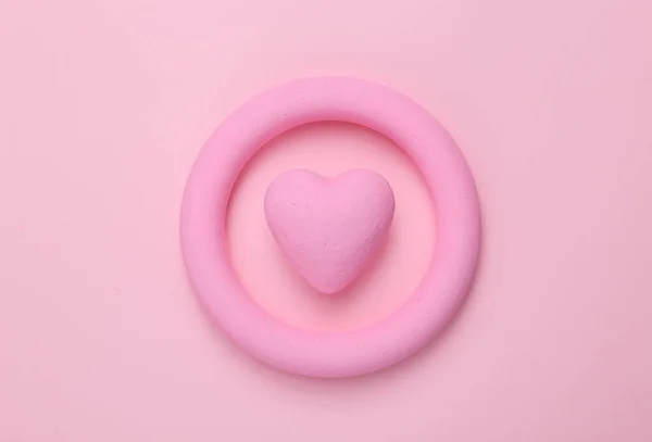 Rosa Ring Mit Herz Auf Rosa Hintergrund Minimales Stillleben Flach — Stockfoto