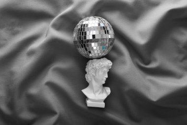 David alçı büst ile ayna disko topu ile Gri buruşuk ipek arka plan