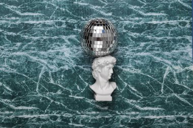 David alçı büstü mermer yeşil yüzeyde disko topu ile