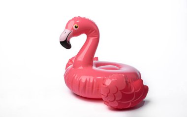 Beyaz arka planda izole edilmiş şişirilebilir pembe flamingo.