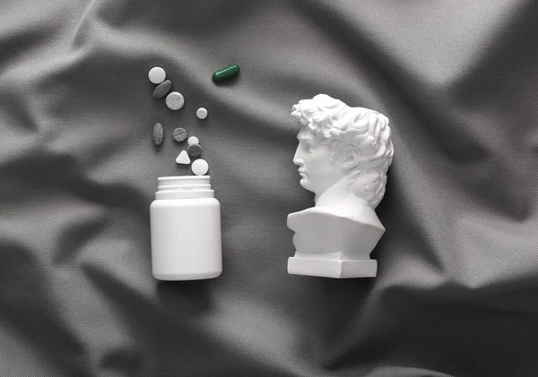 David Plaster Bust Pills Gray Fold Silk Background — Stock Photo, Image