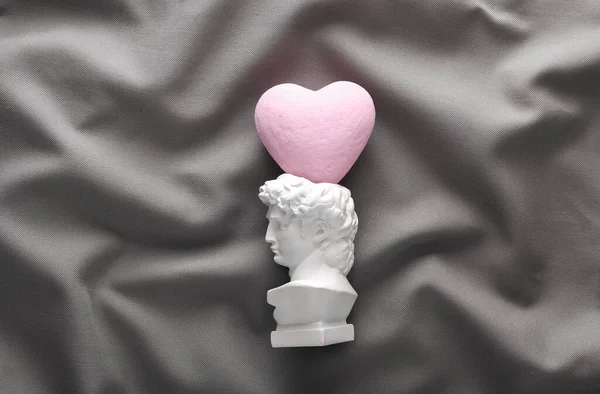 David Plaster Bust Heart Gray Crumpled Silk Background — Foto de Stock