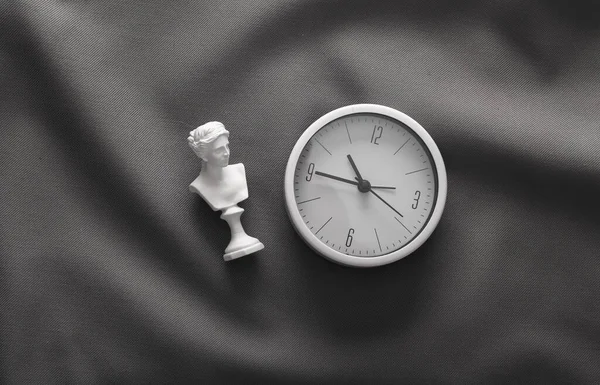 Busto Vênus Com Relógio Fundo Seda Cinza — Fotografia de Stock