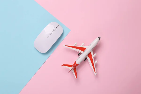 Passenger Airplanes Mouse Blue Pink Background Travel Concept Flat Lay — Foto de Stock