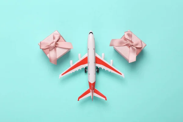 Toy Passenger Plane Gift Boxes Blue Background Top View Flat — Stock Photo, Image
