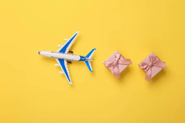 Toy Passenger Plane Gift Boxes Yellow Background Top View — Foto de Stock