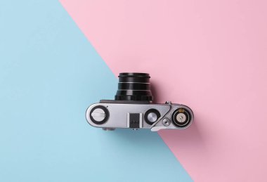 Mavi-pembe renkli arka planda bir Retro kamera. Üst görünüm