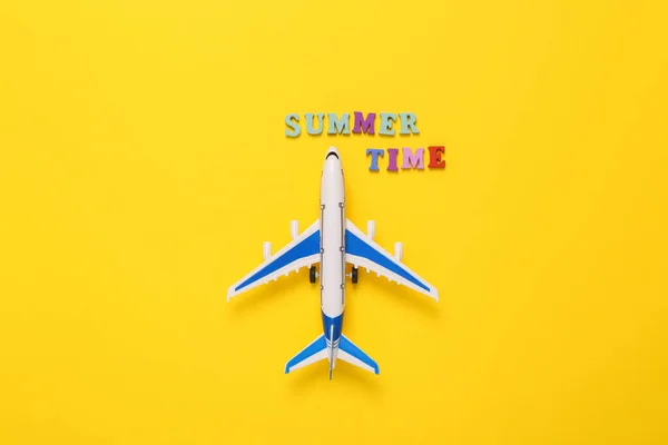 Conceito Viagem Avião Passageiros Modelo Com Texto Hora Verão Fundo — Fotografia de Stock