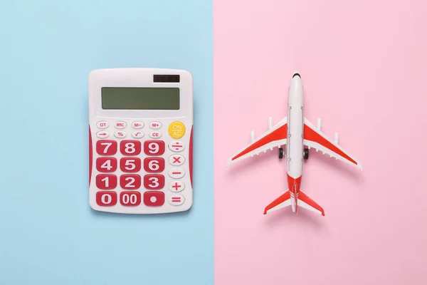 Concepto Viaje Modelo Juguete Avión Pasajeros Con Una Calculadora Sobre — Foto de Stock