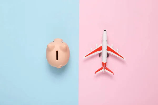 Concepto Viaje Modelo Juguete Avión Pasajeros Con Alcancía Sobre Fondo — Foto de Stock