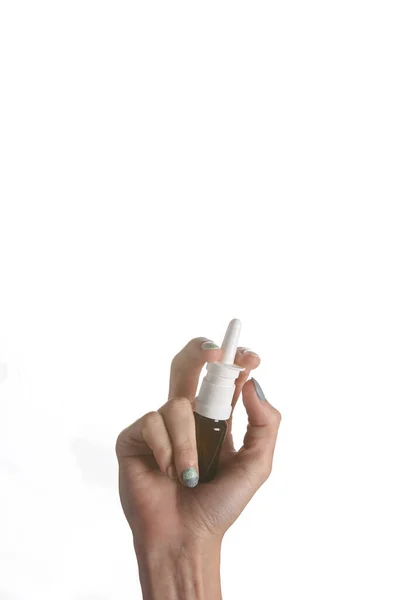 Butelka Aerozolu Nosa Ręce Samicy Wyizolowana Białym Tle — Zdjęcie stockowe