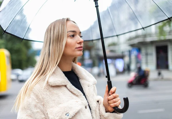 Portrait Fashion Blonde Woman Transparent Umbrella City Lifestyle Rainy Weather — Stockfoto