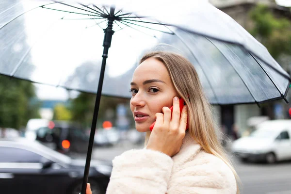 Fashion Blonde Woman Transparent Umbrella Talking Phone City Lifestyle Rainy — Stockfoto
