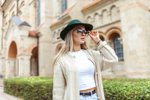 Уличная Мода Стиль Жизни Блондинка Стильной Войлочной Шляпе Модных Солнцезащитных — стоковое фото