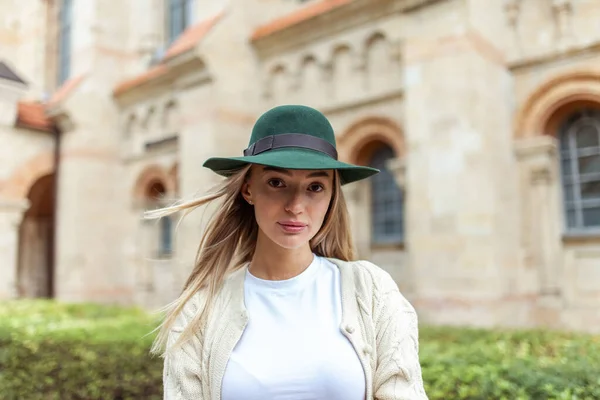 Street Fashion Lifestyle Fashion Woman Blonde Stylish Felt Hat Posing — Fotografia de Stock