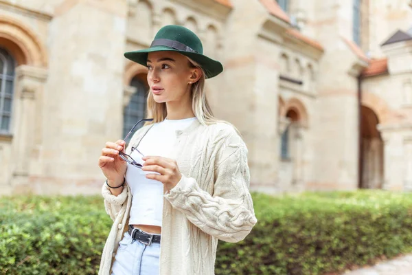 Street Fashion Lifestyle Fashion Woman Blonde Stylish Felt Hat Posing — Stock fotografie