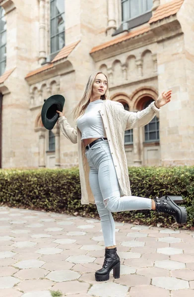 Street Fashion Lifestyle Fashion Woman Blonde Stylish Clothes Posing Background — Fotografia de Stock