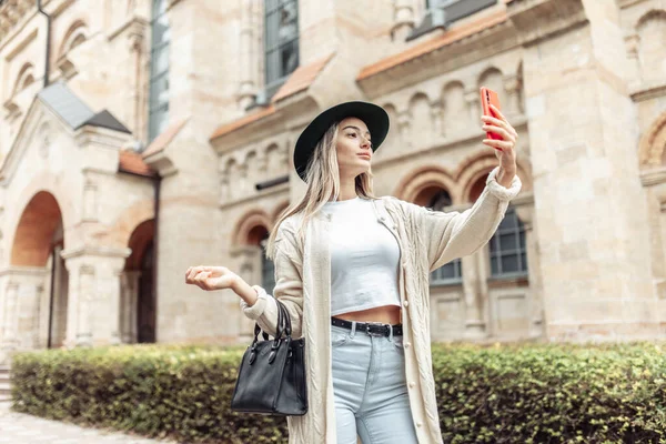 Street Fashion Lifestyle Fashion Woman Blonde Trendy Clothes Makes Selfie — Stock fotografie