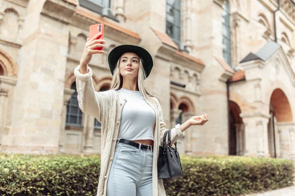 Street Fashion Lifestyle Fashion Woman Blonde Trendy Clothes Makes Selfie — Stock fotografie