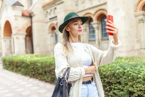 Cute Fashion Woman Felt Hat Using Smartphone City — Stock fotografie