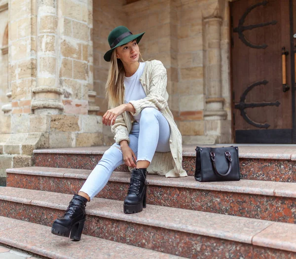 Young Fashion Woman Trendy Stylish Clothes Sits Steps Urban Architecture — Fotografia de Stock