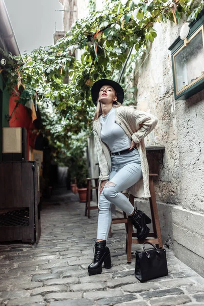Young Fashion Woman Posing Street Cafe Lifestyle — Fotografia de Stock