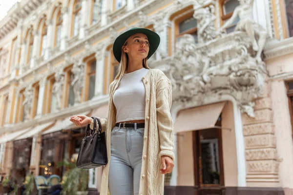 Young Fashion Woman Hat Walks Looking Architecture City — Fotografia de Stock