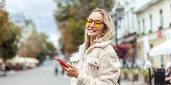 Portrait Cute Smiling Fashion Woman Yellow Sunglasses Using Smartphone City — 图库照片