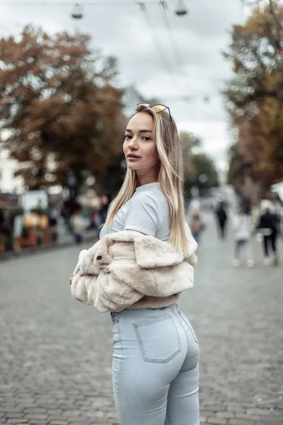 Sexy Fashion Blonde Woman Posing City — Stok fotoğraf