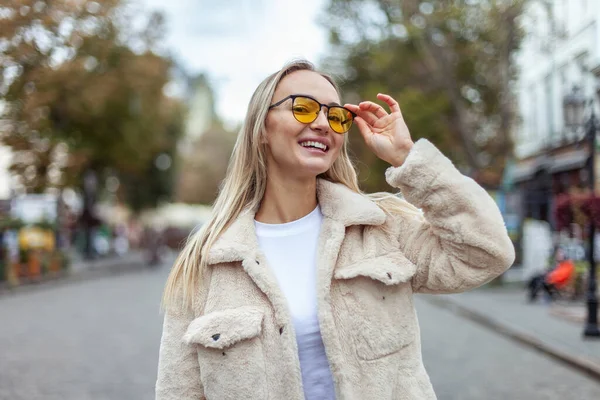 Portrait Stylish Fashion Woman Yellow Sunglasses Fur Coat City Lifestyle — Stockfoto