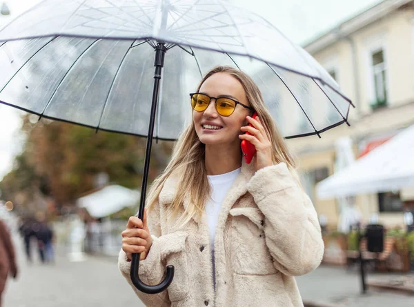 Cute Fashion Blonde Woman Yellow Sunglasses Transparent Umbrella Talking Phone — Stockfoto