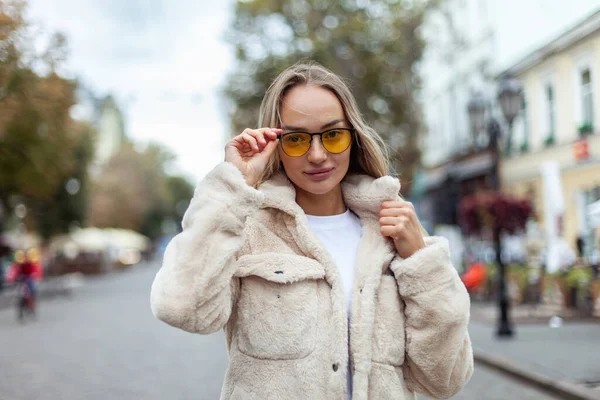 Portrait Stylish Fashion Woman Yellow Sunglasses Fur Coat City Lifestyle — Stockfoto